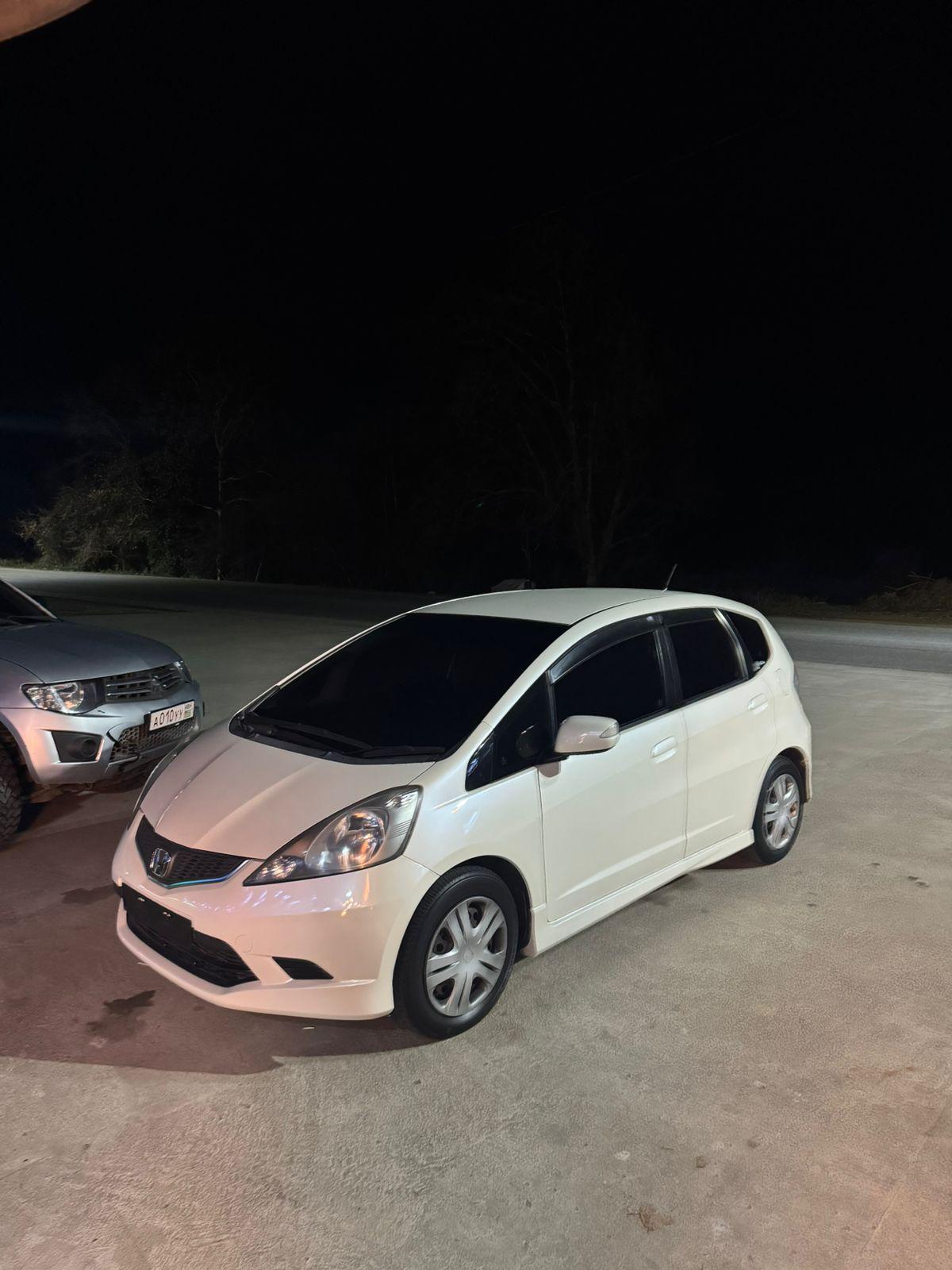 Honda FIT (белый)